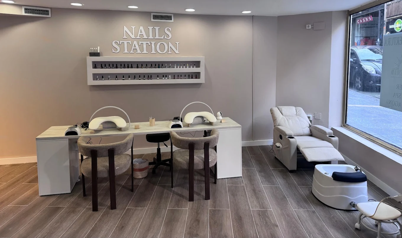 Interior de SILENCIUM con el logo