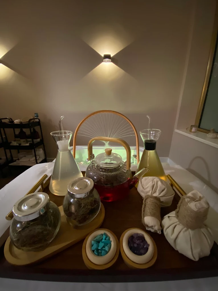 Elementos del ritual: aceites, cristales y té